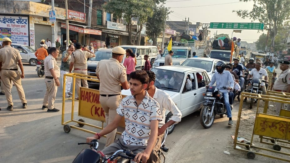 The police stopped the langar vehicles from entering the fair premises
