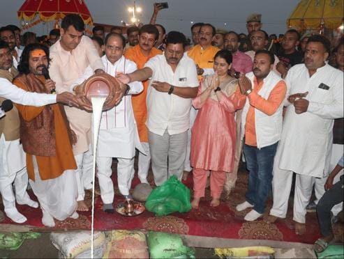 The folk culture bathing fair started on the banks of the Ganges.