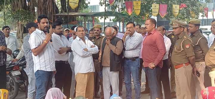 Farmers staged a sit-in protest by blocking the Maida and raising slogans.