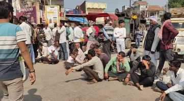Farmers blocked the Hamirpur-Kalpi highway after not getting fertilizers.
