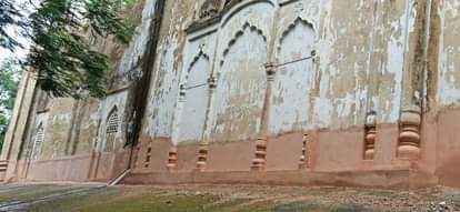 Work on beautifying the dilapidated wall of protected monument Jama Masjid begins