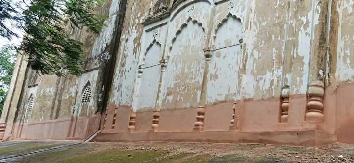 फोटो - 06 जामा मस्जिद की बाहरी मुख्य दीवार में एएसआई द्वारा कराया जा रहा प्लास्टर। संवाद