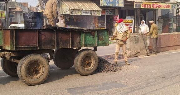 Work on repairing the railway road and fixing the divider has started.