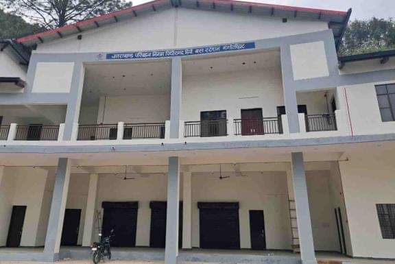 गंगोलीहाट में बसों का इंतजार करता रोडवेज स्टेशन। संवाद