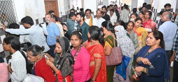 Kanpur Heatwave Makes People Short Tempered  OPDs at Hallett and Ursula Hospitals Swamped with Crowds