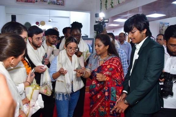Foreign delegates get acquainted with handicrafts