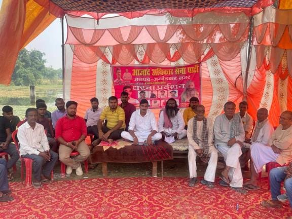 The protest against the demolition of the Ramlila stage continued for the second day.