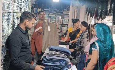 With the onset of winter, the market for warm clothes is decorated.