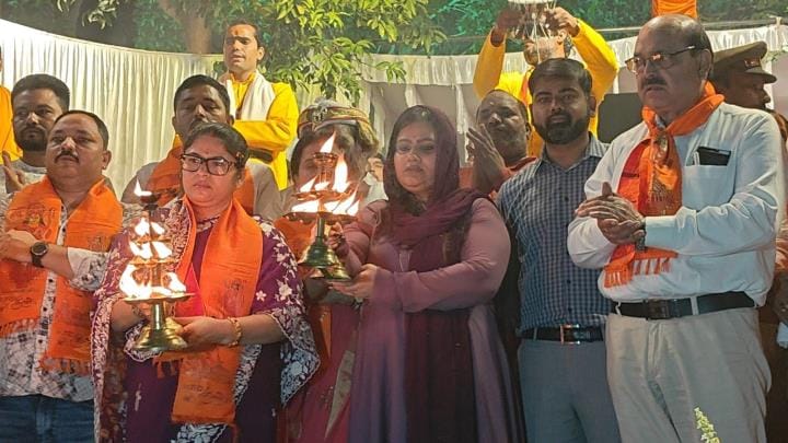 A grand aarti of Mother Saryu was performed on the occasion of Ganga Mahotsav