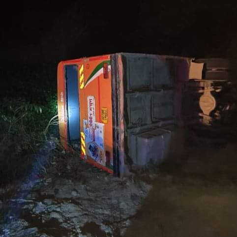 खंती में पड़ी रोडवेज की बस।संवाद