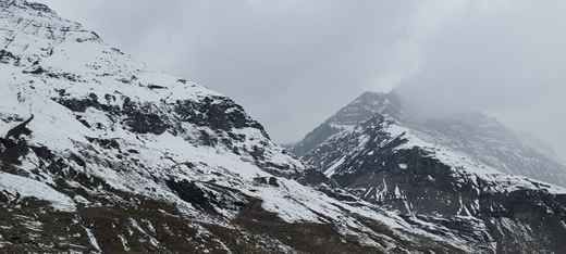 लाहौल में रोहतांग दर्रा की चोटियों में हुई ताजा बर्फबारी। संवाद।