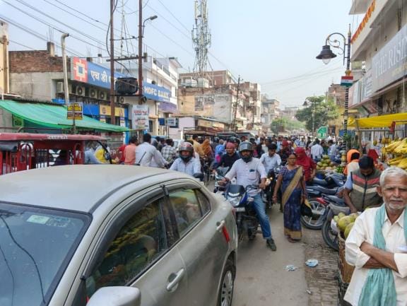 Vehicles kept crawling due to traffic jam in the new market