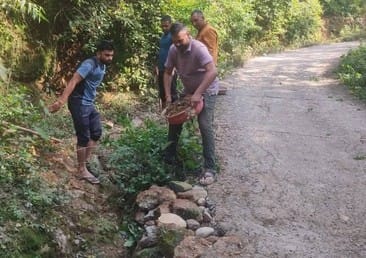 Youths filled potholes on the Sanda-Makan road