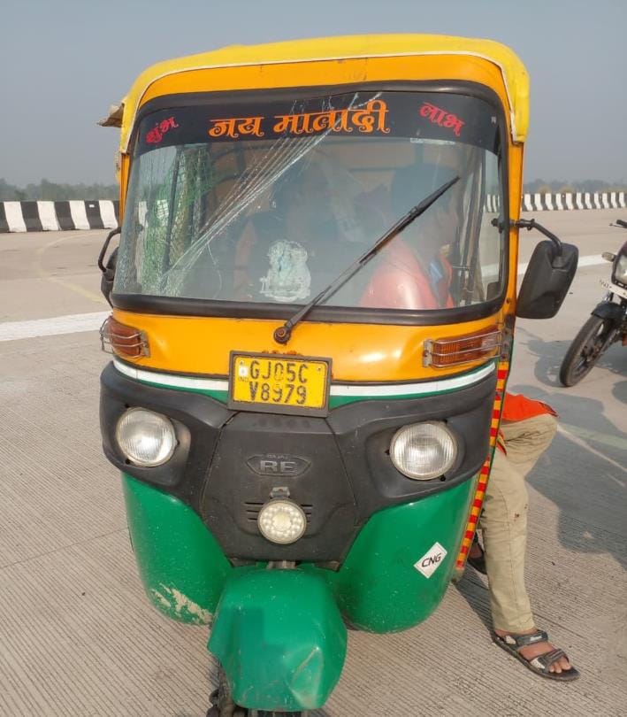 Auto overturns on Purvanchal Expressway, three injured including father and son