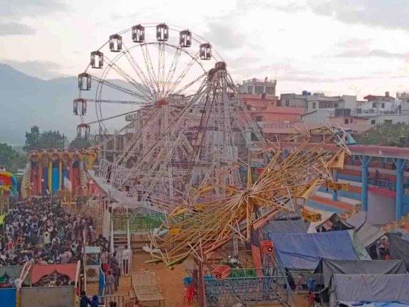 पिथौरागढ़ के देव सिंह मैदान में लगे सहकारिता मेले में इसी झूले की टूट गई थी गरारी। संवाद