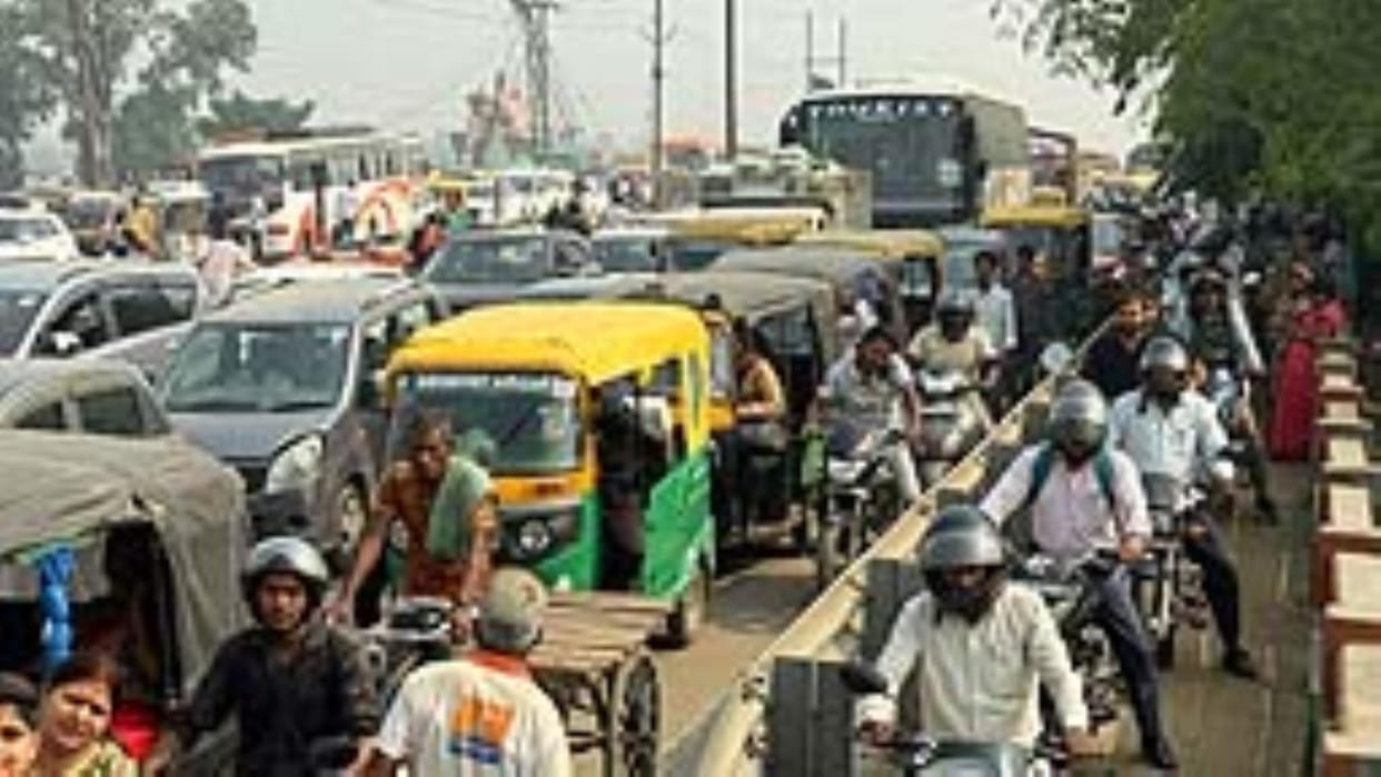 Gorakhpur News: Roadside encroachments in Mohaddipur led to traffic jams.