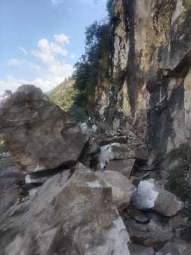 Heavy rocks fell on Rampur-Sanei via Racholi road, traffic halted