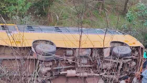 सकूल बस हादसे का शिकार फोटो स्रोत लोकल मीडिया