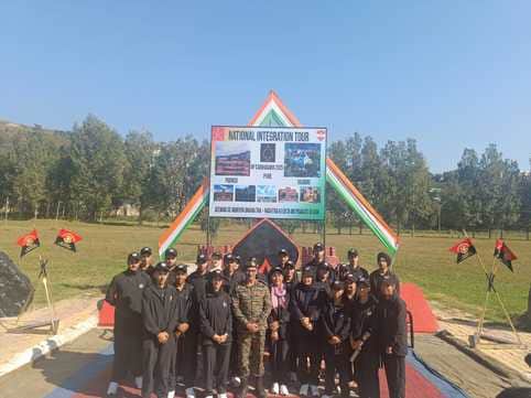 सेना ने विद्यार्थियों के दल को भारत भ्रमण पर भेजा फोटो स्रोत संवाद