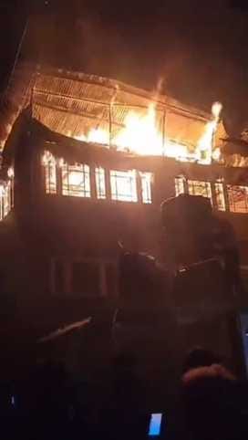 Srinagar, Hawal, Fire in Two House, One Fire Tender Burned