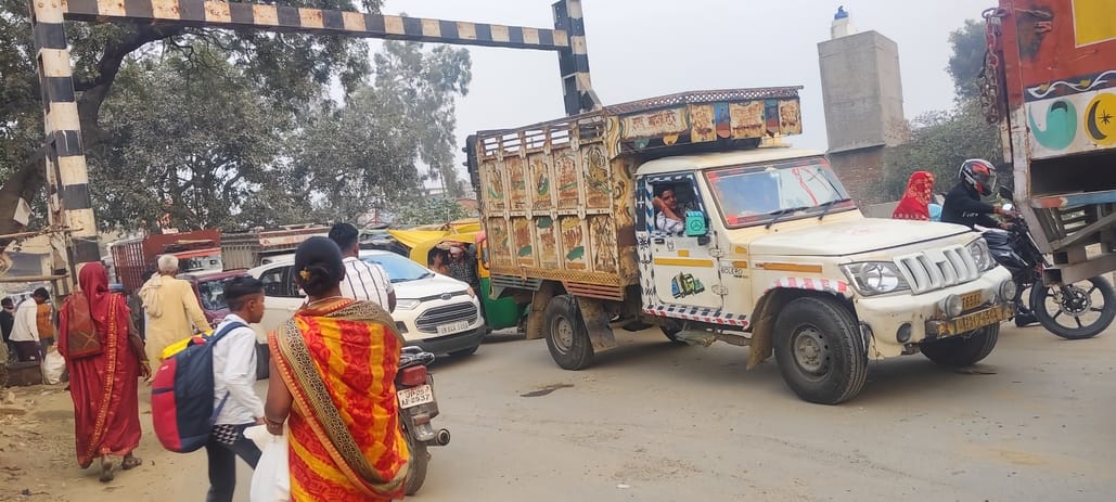 Tractor driver broke the boom of Bilpur crossing.