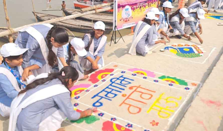 Students gave the message of clean Ganga to the people in Dohrighat.