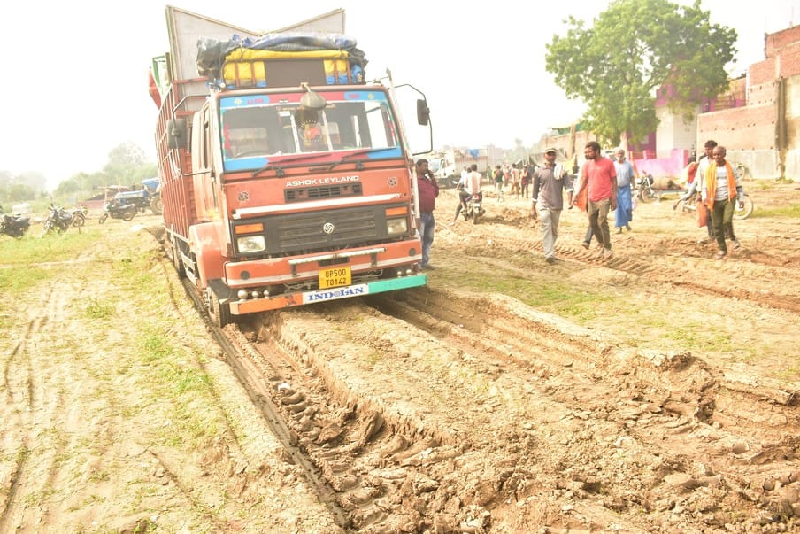 Struggle to carry goods to Dadri fair area