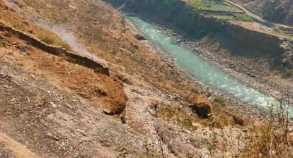 Garbage pollutes the purity of the Kali River at Jhulaghat