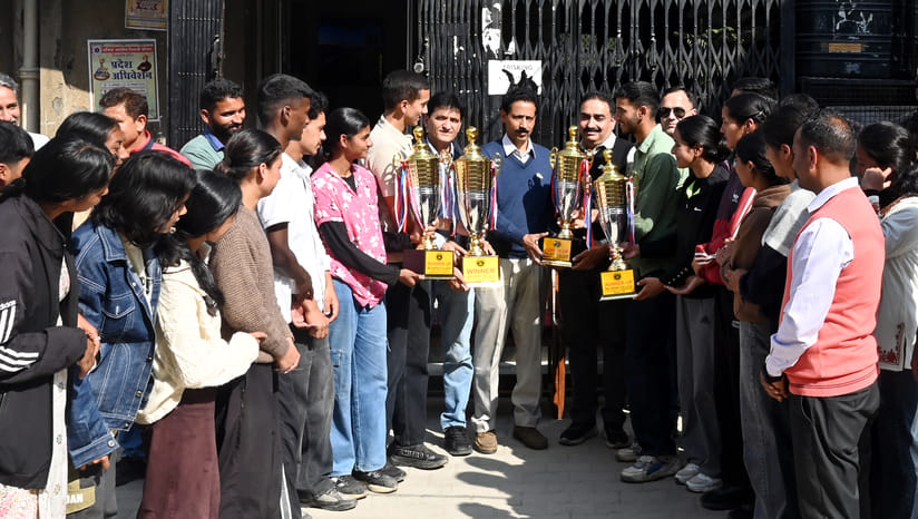 Players of Mandi College handed over the trophy to the Principal.