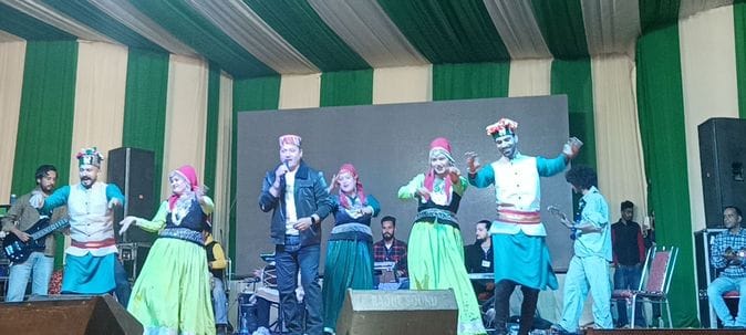 Folk singer Ramesh Thakur rocked the final cultural event of the three-day Siraj festival.