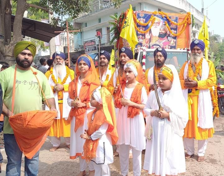 Shabad-Kirtan echoed on the occasion of Prakashotsav of Guru Nanak Dev