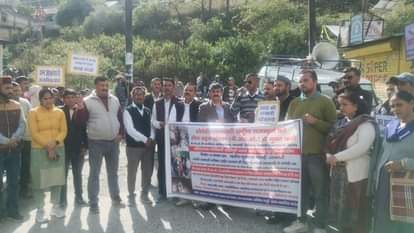 Villagers came out on the road to improve the road