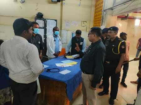 Brokers are active in the medical college, the principal broke the glass of the ambulance.