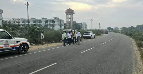 बरेली मथुरा हाइवे पर राजकीय मेडिकल कॉलेज के पास निरीक्षण करते अधिकारी । स्रोत-विभाग