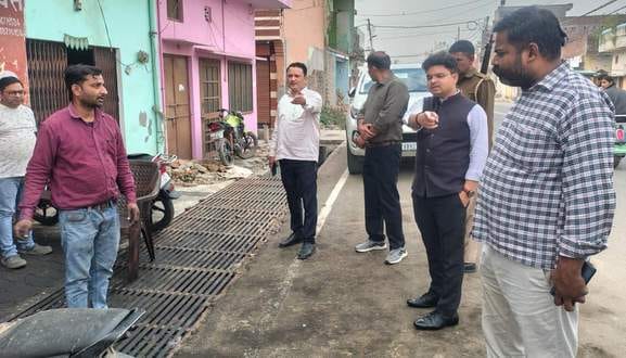 Electricity poles standing in the middle of the road in Shaktinagar will be removed.