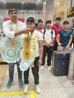 Daughters who returned with gold from Bahrain were welcomed at Delhi airport.