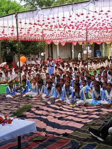 Students asked questions at the career fair, and experts answered them.