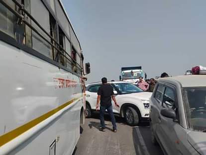 A two-kilometer-long traffic jam occurred on the Kanpur Sagar Highway.