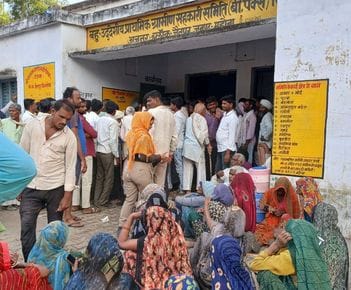Three hundred farmers received DAP, 400 returned disappointedThree hundred farmers received DAP, 400 returned disappointed