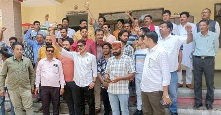 Protests by Hindu organizations sparked by rhetoric against the head priest of Bageshwar Dham