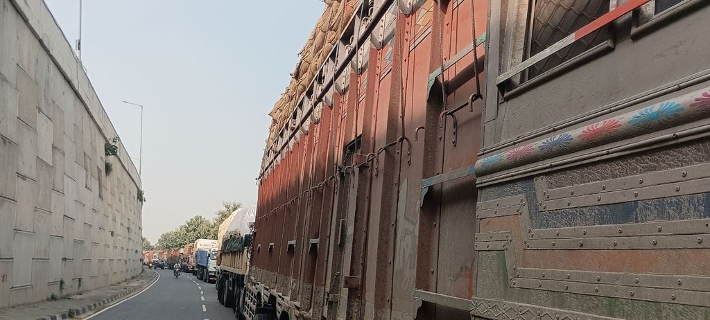 Big vehicles going on Farrukhabad route stopped
