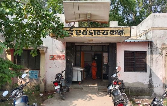 Patients and attendants in the orthopedic ward are worried about water.
