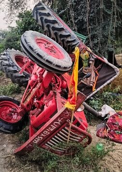 A tractor-trolley full of devotees overturned, injuring 14.