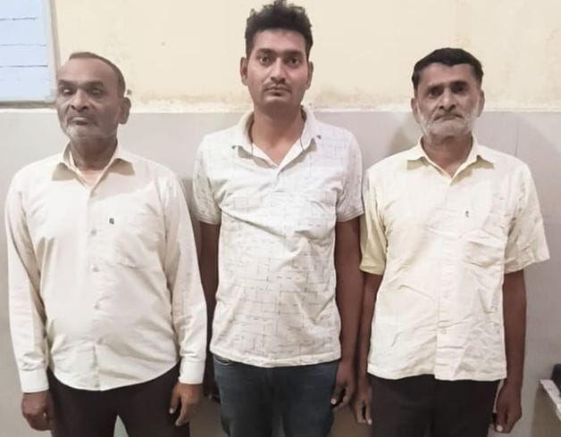 Three people including a contractor were arrested for fighting with Sadar SDO and JE.