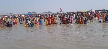 The Kartik Purnima bath began at Brahma Muhurta and continued until the evening.