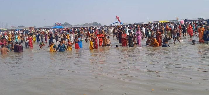 The Kartik Purnima bath began at Brahma Muhurta and continued until the evening.
