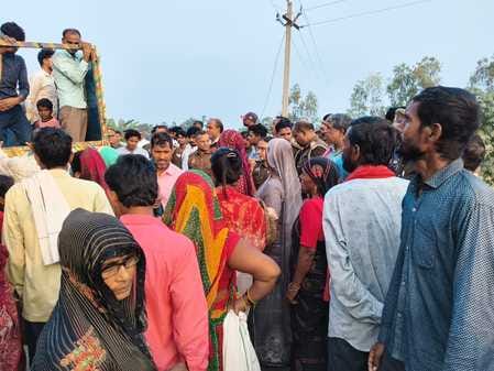 The family blocked the road by placing the dead body of the pregnant woman.
