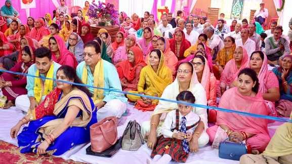 Crowds of devotees gathered at the Havan Bhandara