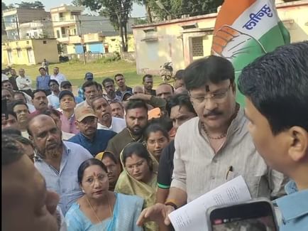 ज्ञापन सौंपते हुए पूर्व विधायक और कांग्रेस जन