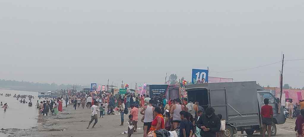 ककोड़ा मेले में गंगा स्नान को उमड़े भक्त। संवाद